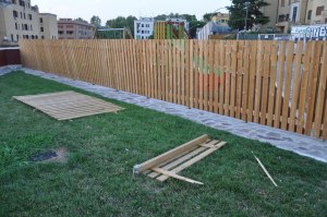 La staccionata dell'area giochi divelta e buttata a terra