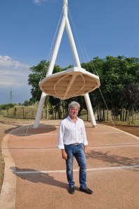 L'architetto Maurizio Bellomia con il portale da lui ideato