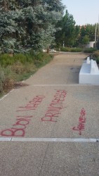 Dirglielo di persona no, eh