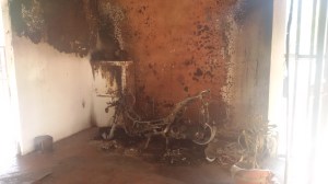 I resti dello scooter divorato dalle fiamme