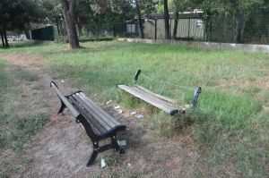 Una panchina semidistrutta nel parco