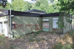 Mura imbrattate dai teppisti