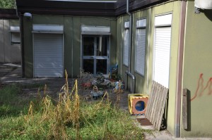 Giocattoli sparsi nel giardino