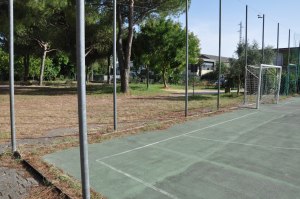 Il campo di calcetto senza più le reti divisorie