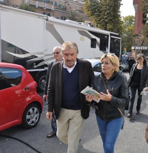 Gigi Proietti e Luciana Miocchi a piazza Sempione (foto Alessandro Pino)