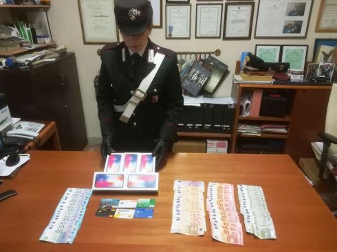 MONTESACRO - Gli iPhone recpuerati e le carte di credito sequestrate dai Carabinieri.jpg image