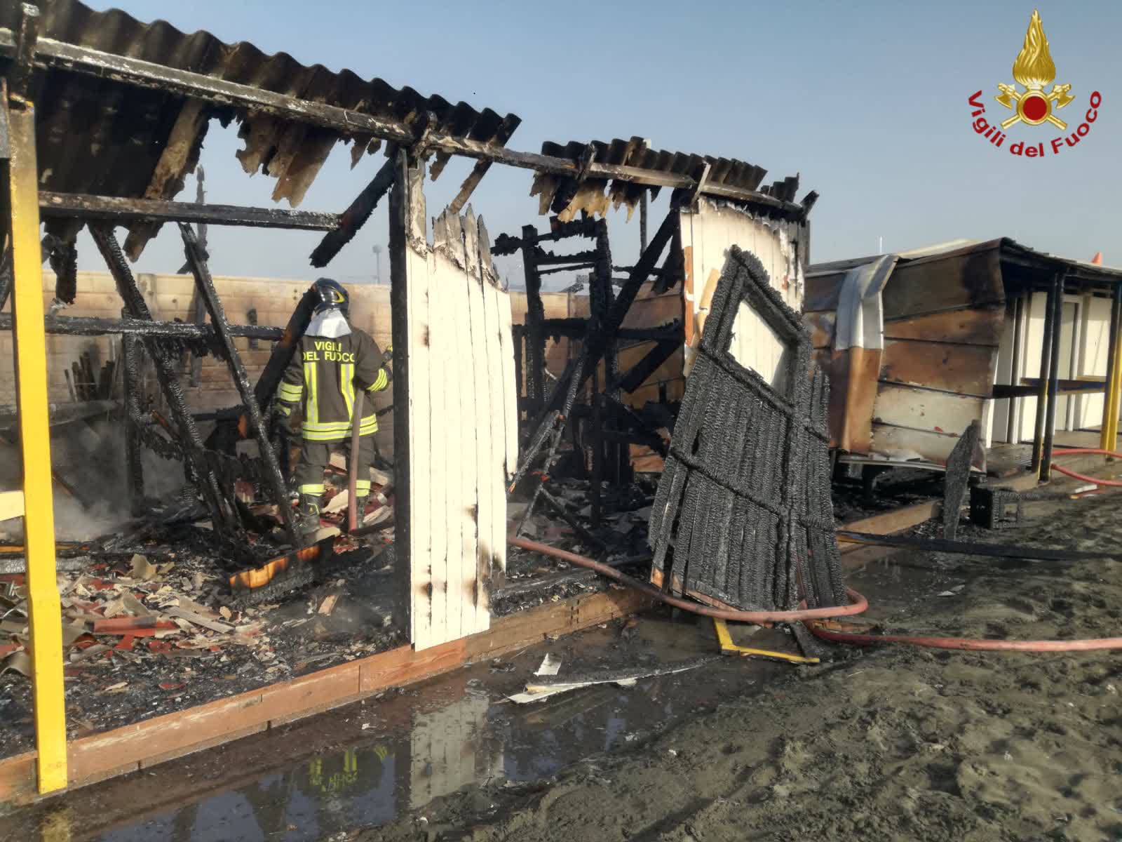 Castel Fusano: fiamme in uno stabilimento balneare | di Alessandro Pino ...