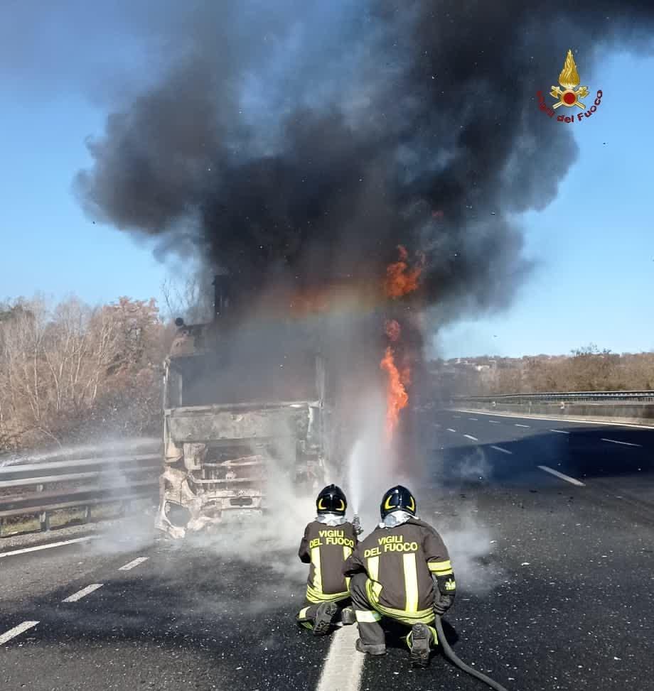 Autosole nei pressi di Mentana: camion distrutto dalle fiamme ...